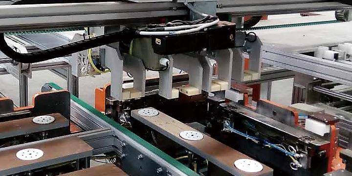 光伏組件制造設(shè)備-自動裝框機(jī)